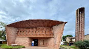Se instaló cámara hidráulica que permitirá el ingreso al baptisterio de la Parroquia Cristo Obrero de Atlántida
