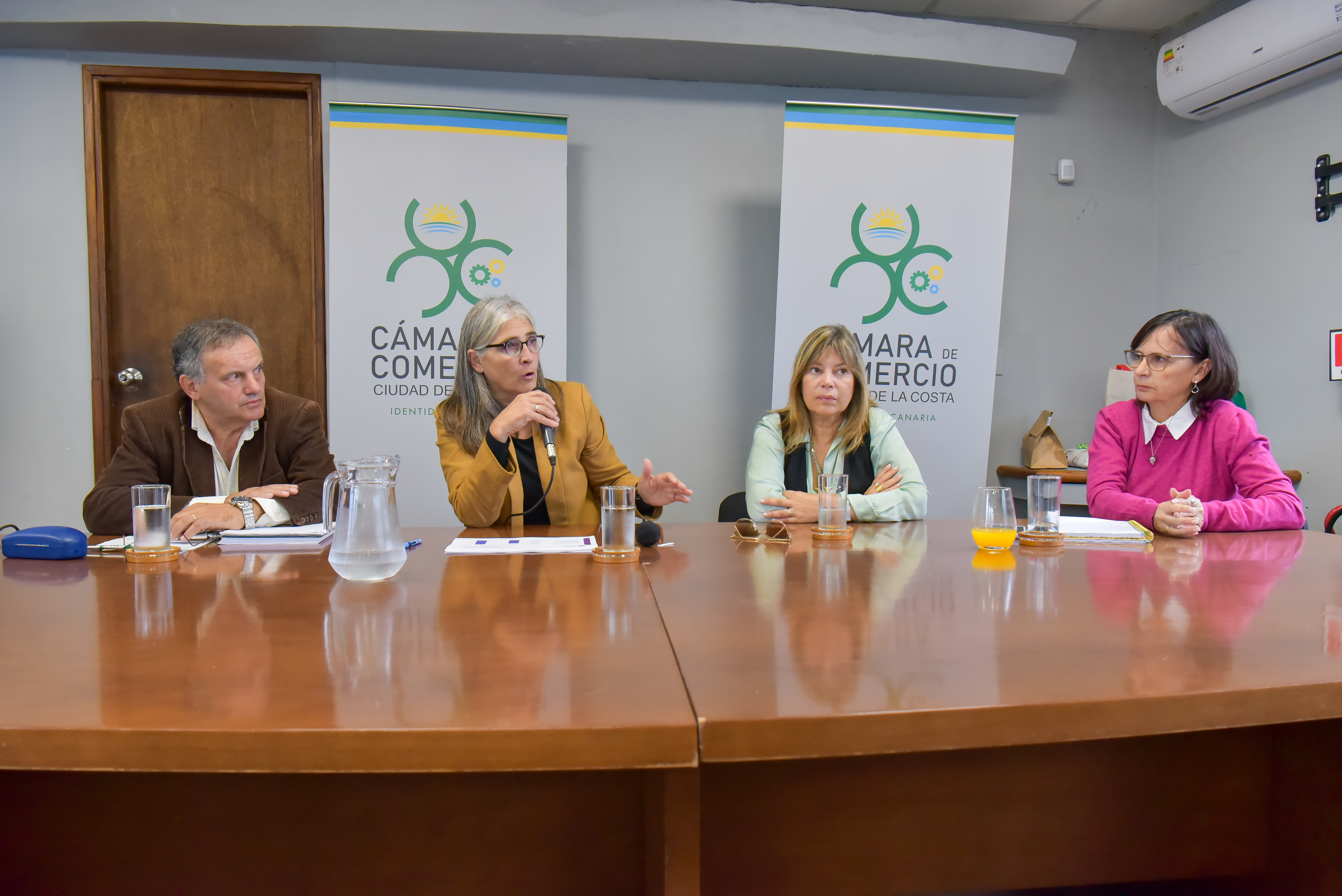 (De izquierda a derecha)Presidente de la Cámara de Comercio de Ciudad de la Costa, Adolfo Madrid,Ministra de Transporte y Obras Públicas, Lucía Etcheverry, Intendenta de Canelones, Profa. Gabriela Garrido, Vicepresidenta de la Cámara de Comercio de Ciudad de la Costa, Margarita Soria.
