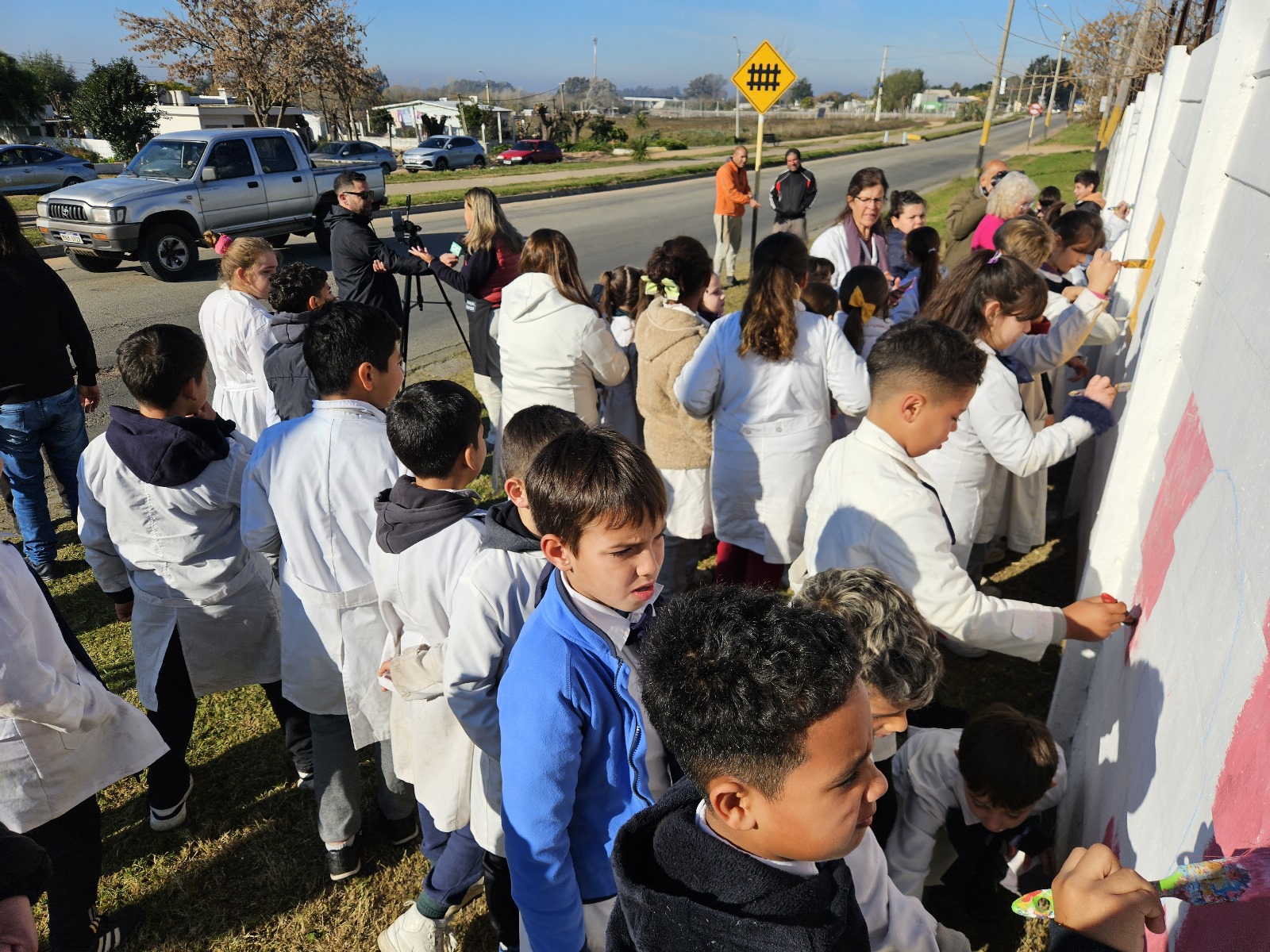 Infancias y adolescencias llenaron de color los muros de Canelones junto a Agó Páez Vilaró