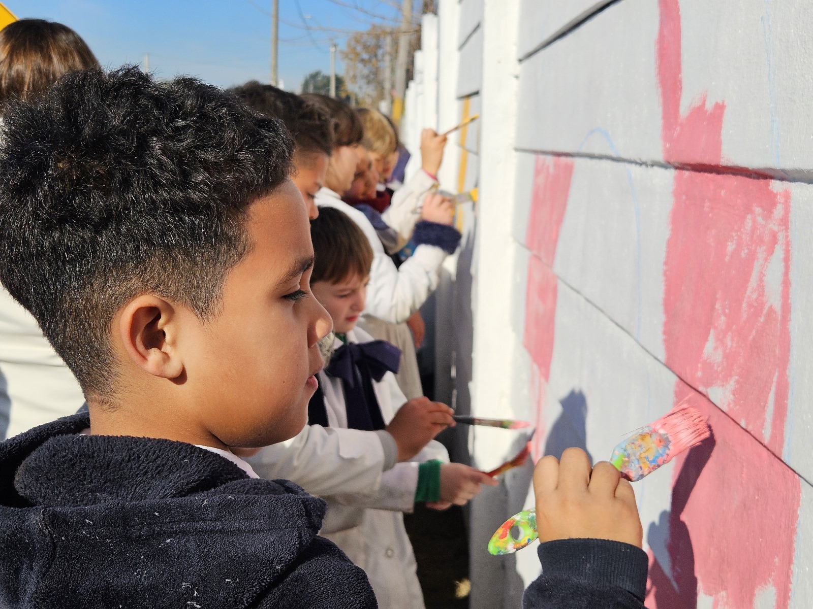 Infancias y adolescencias llenaron de color los muros de Canelones junto a Agó Páez Vilaró