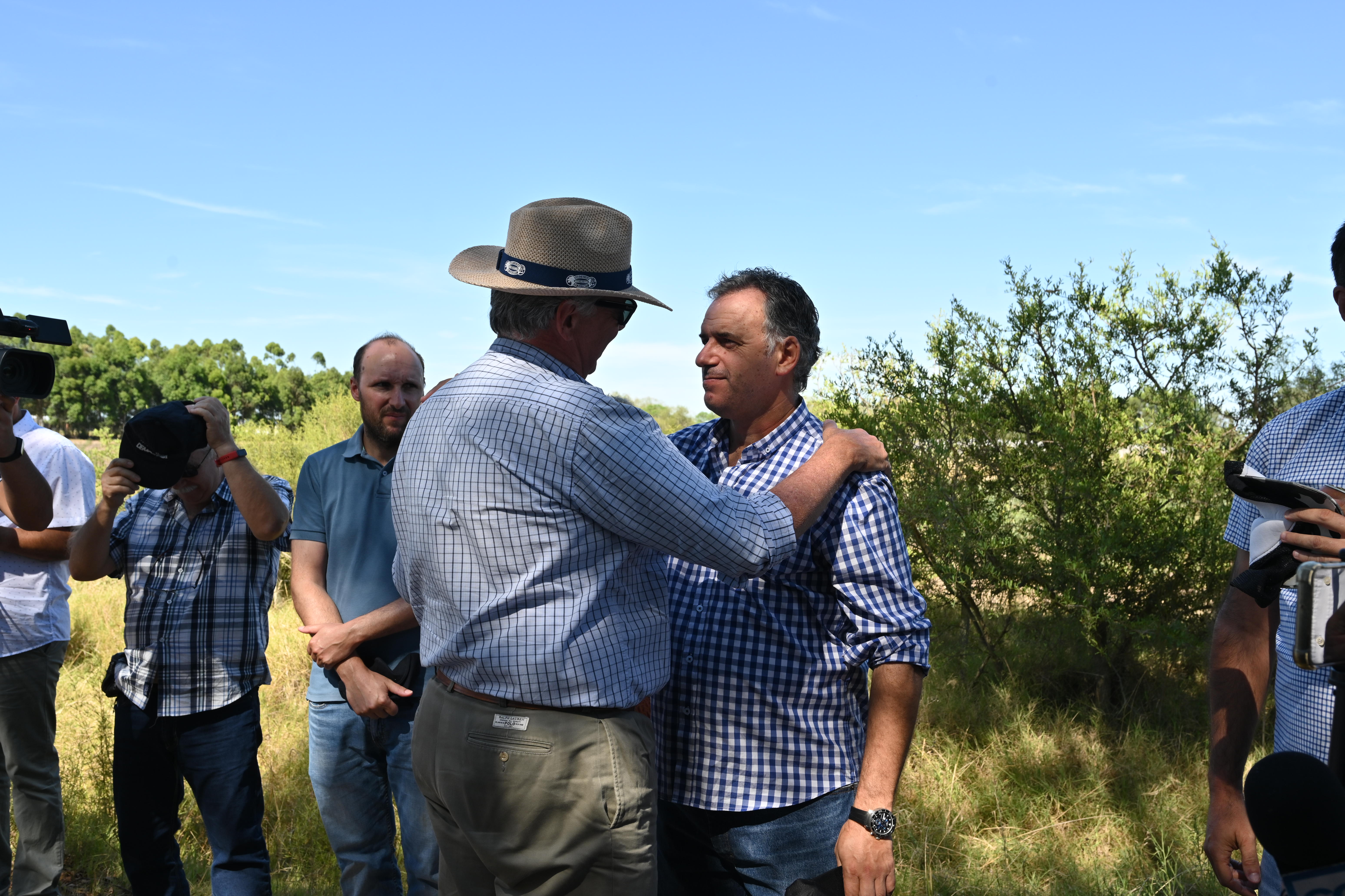 Intendente Orsi junto a autoridades nacionales y departamentales recorrieron el noreste y santoral canario evaluando el déficit hídrico Intendente Orsi junto a autoridades nacionales y departamentales recorrieron el noreste y santoral canario evaluando el déficit hídrico