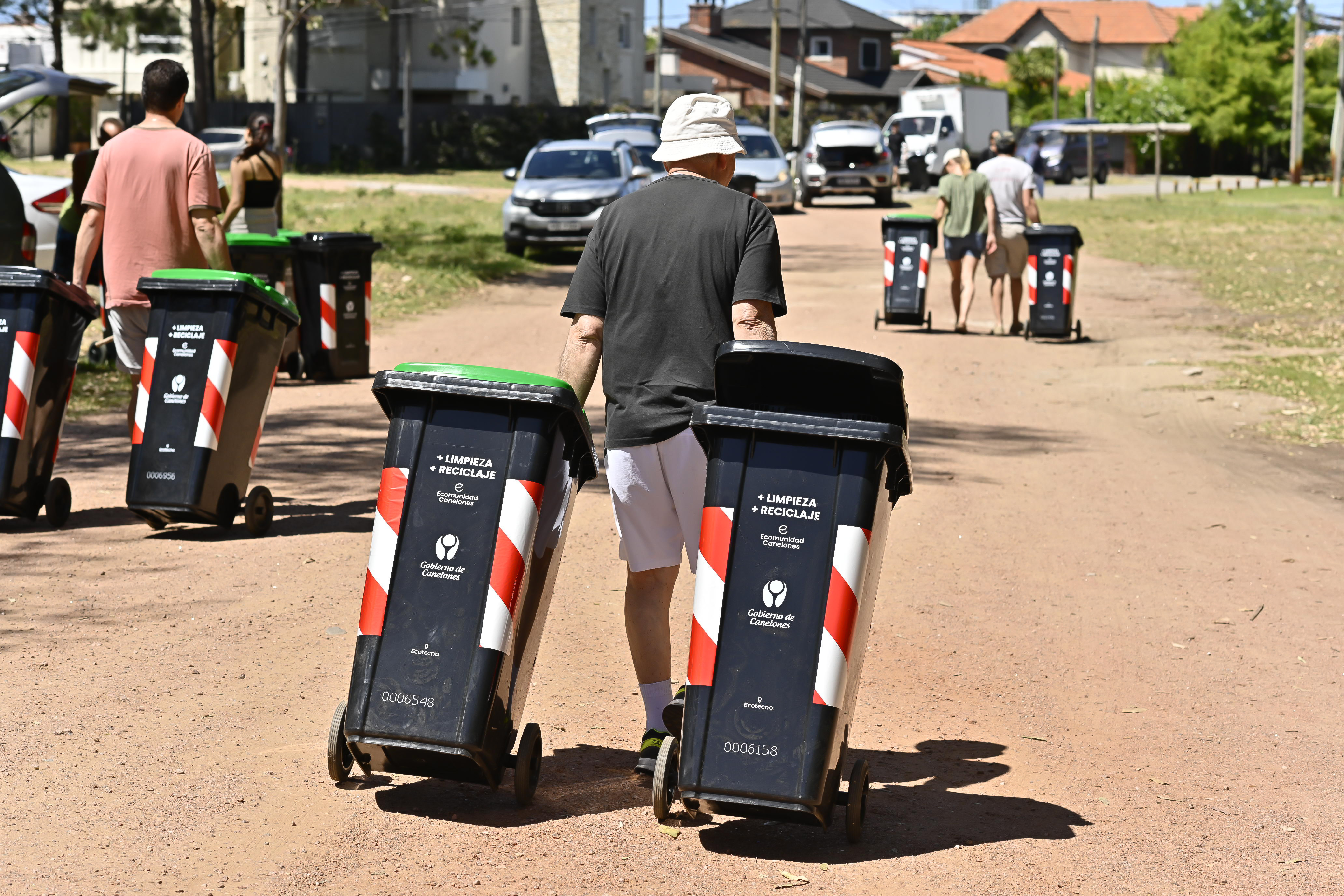 Gestión Ambiental entregó equipamiento para reciclaje domiciliario en Barra de Carrasco Gestión Ambiental entregó equipamiento para reciclaje domiciliario en Barra de Carrasco