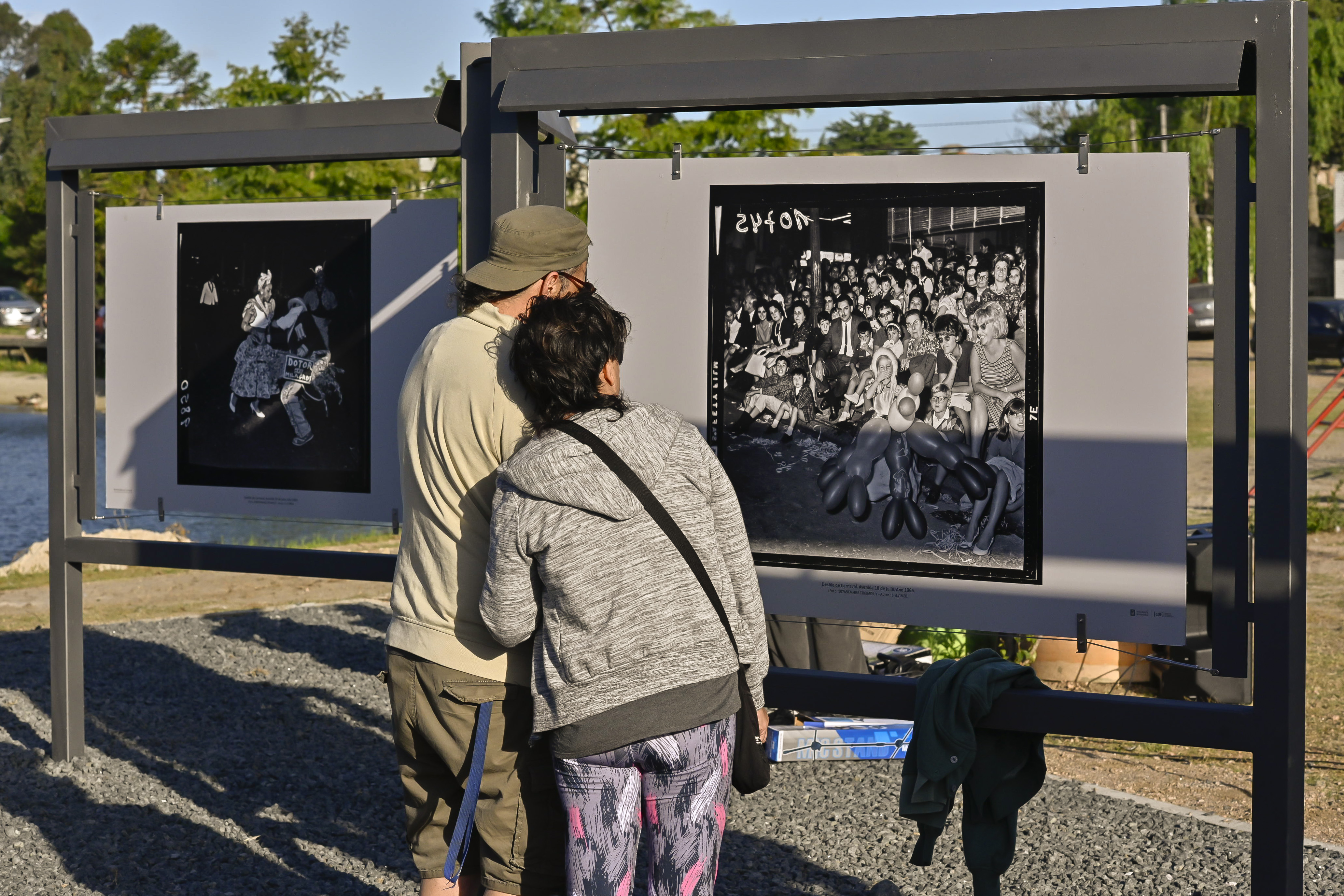 Se inauguró una fotogalería a cielo abierto en el lago de Shangrilá Se inauguró una fotogalería a cielo abierto en el lago de Shangrilá