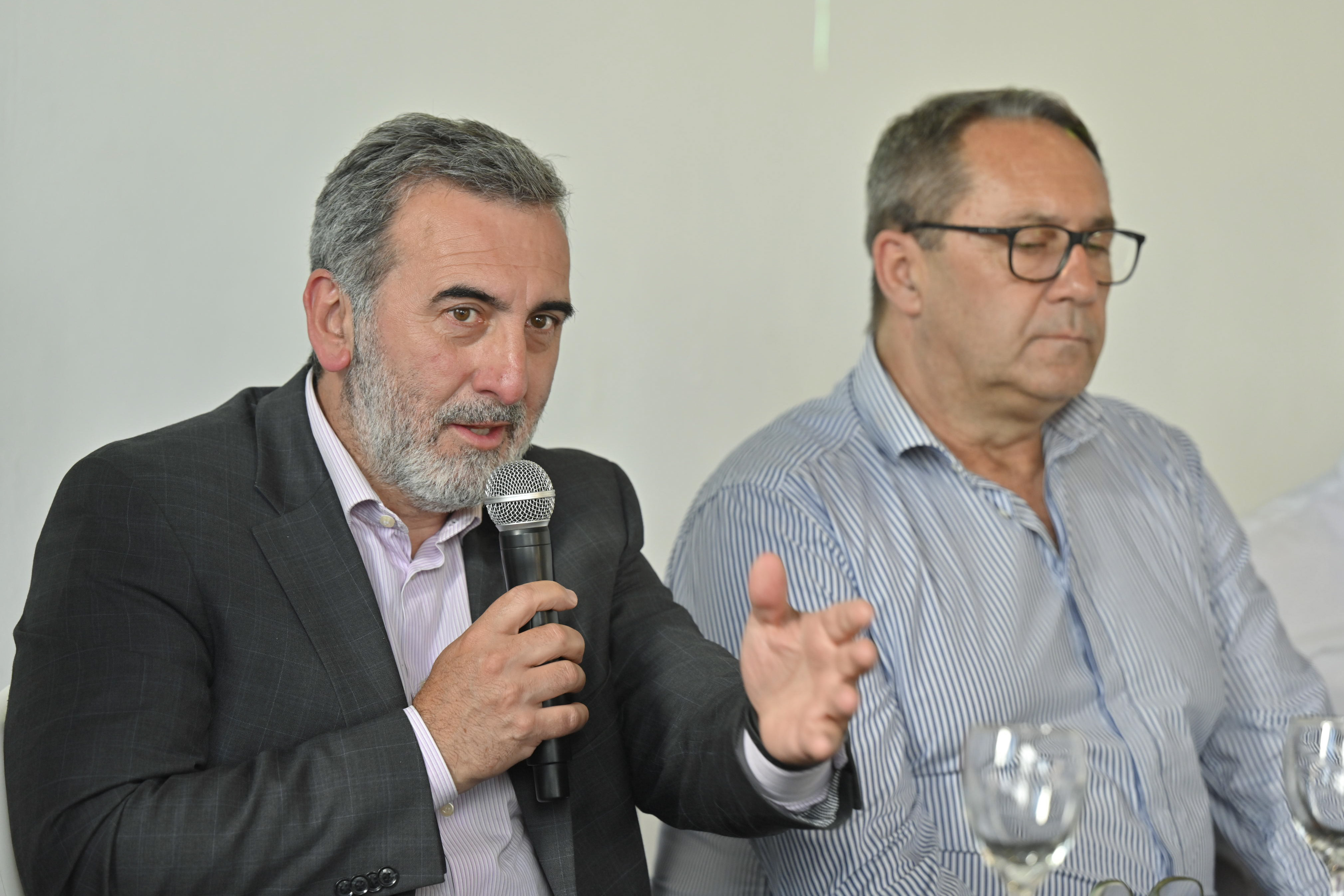 Director de Relaciones Internacionales y Gobierno Abierto del Gobierno de Canelones, Edison Lanza y el Director de Derechos Humanos, Carlos Garolla, en la capacitación sobre el enfoque basado en derechos humanos en la planificación de los gobiernos municipales