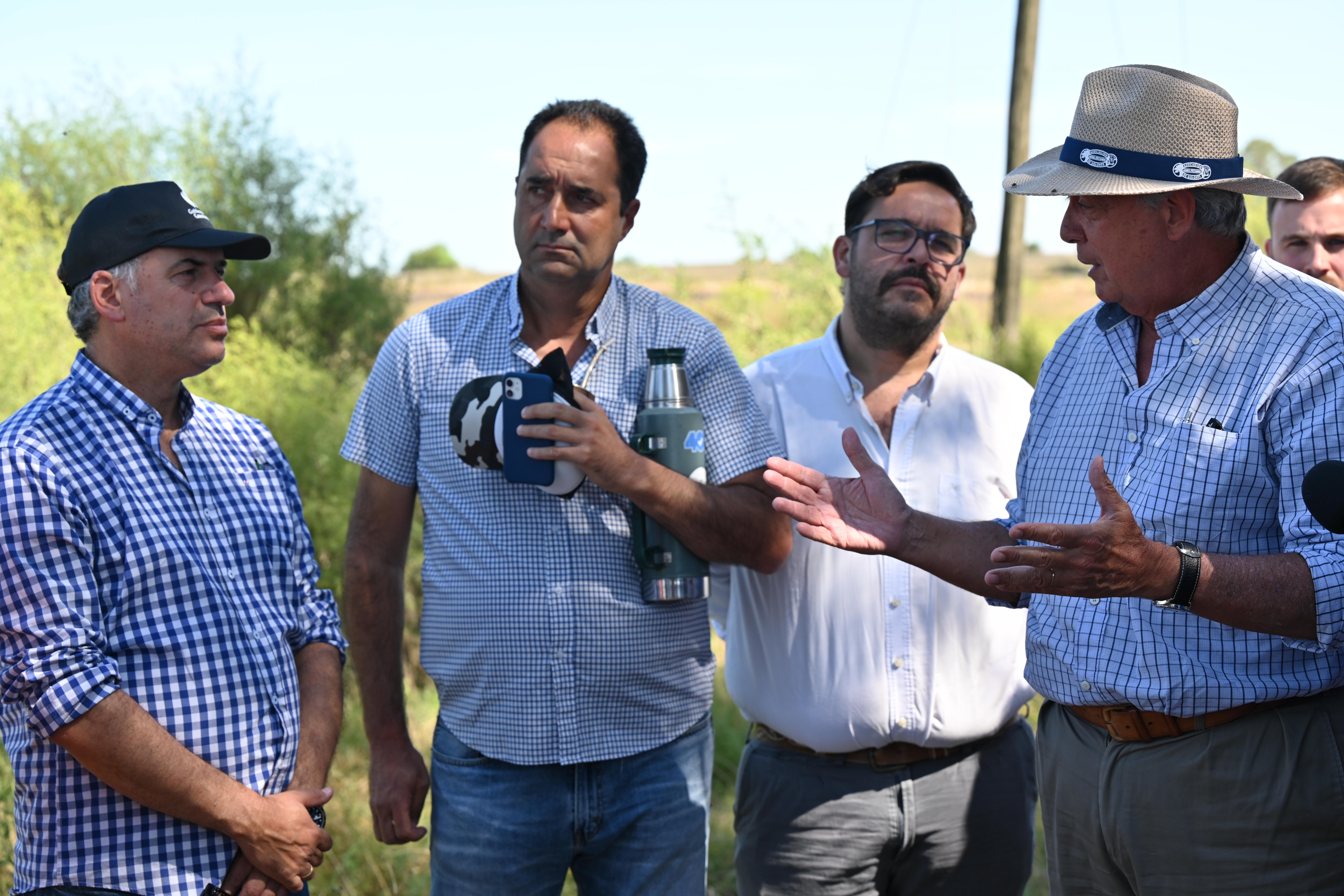 Intendente Orsi junto a autoridades nacionales y departamentales recorrieron el noreste y santoral canario evaluando el déficit hídrico 
