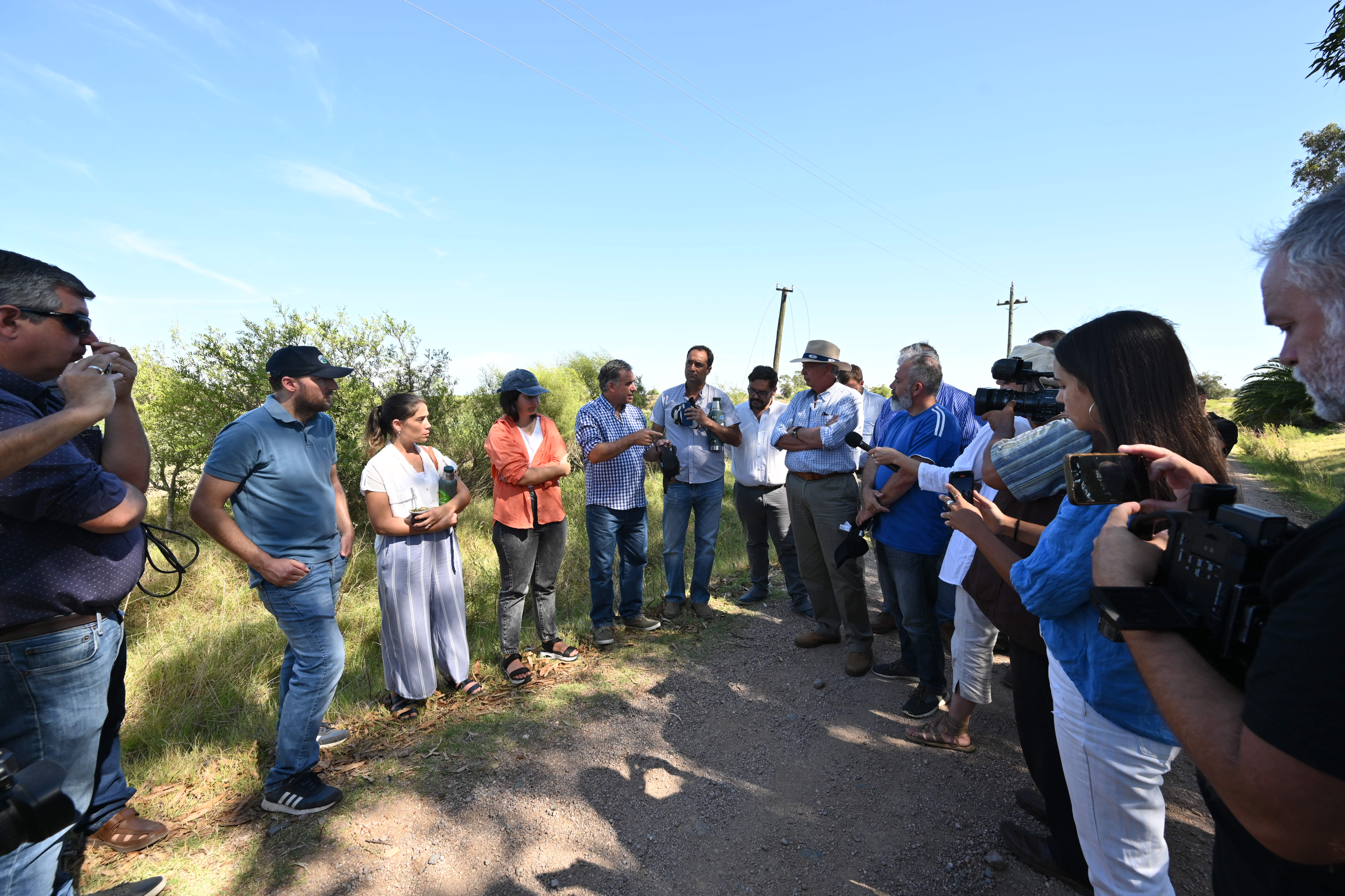 Intendente Orsi junto a autoridades nacionales y departamentales recorrieron el noreste y santoral canario evaluando el déficit hídrico Intendente Orsi junto a autoridades nacionales y departamentales recorrieron el noreste y santoral canario evaluando el déficit hídrico
