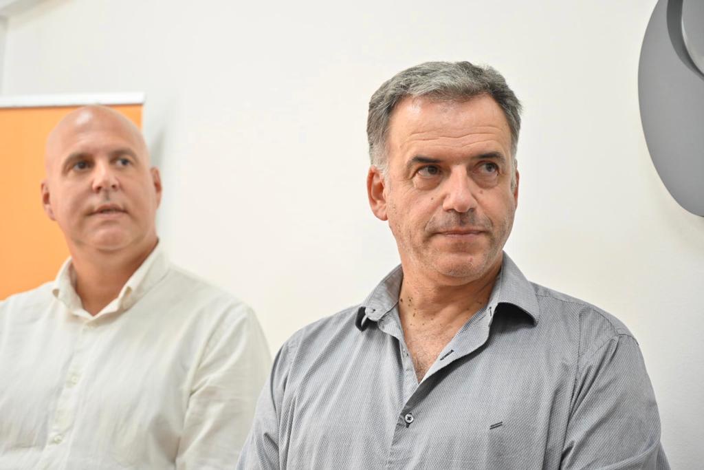 El Secretario General, Dr. Esc. Francisco Legnani, y el Intendente de Canelones, Prof. Yamandú Orsi, en la entrega de premios de los proyectos seleccionados de los fondos Canelones - PRENDE El Secretario General, Dr. Esc. Francisco Legnani, y el Intendente de Canelones, Prof. Yamandú Orsi, en la entrega de premios de los proyectos seleccionados de los fondos Canelones - PRENDE