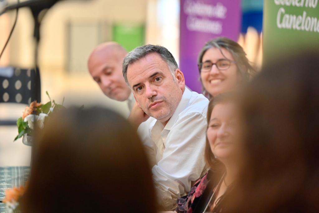 Intendente de Canelones, Prof. Yamandú Orsi, en el Concejo de niñas y niños Intendente de Canelones, Prof. Yamandú Orsi, en el Concejo de niñas y niños
