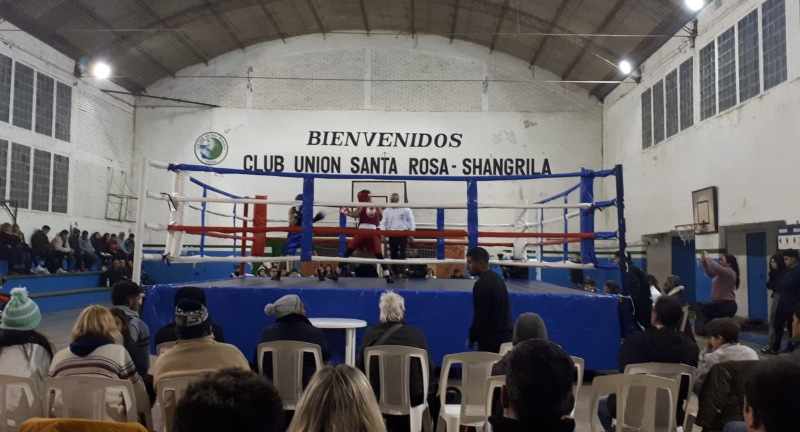 Evento de boxeo en el Club Unión Santa Rosa de Shangrilá 