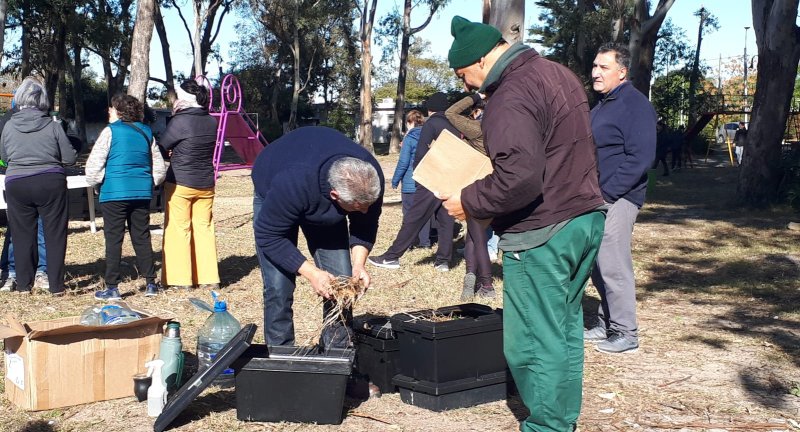 Experiencia piloto de entrega de composteras y equipamiento de reciclaje a hogares de Solymar Sur Experiencia piloto de entrega de composteras y equipamiento de reciclaje a hogares de Solymar Sur