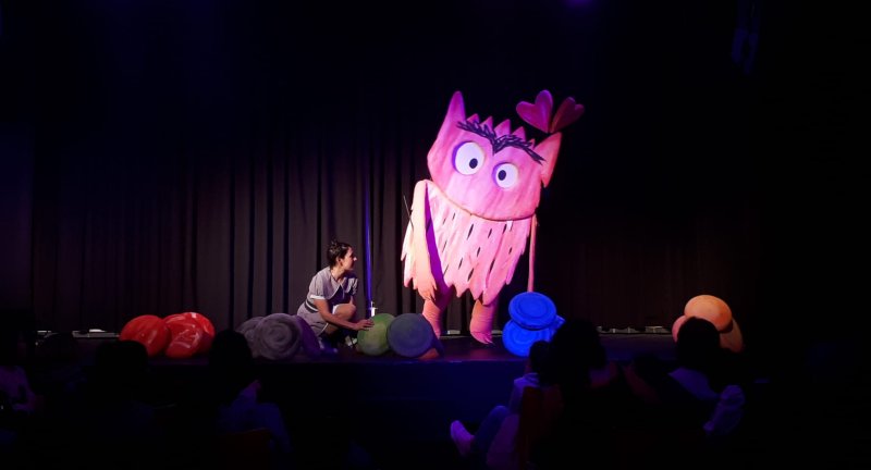 El teatro El Galpón presentó la obra El monstruo de los colores en el Municipio de Ciudad de la Costa