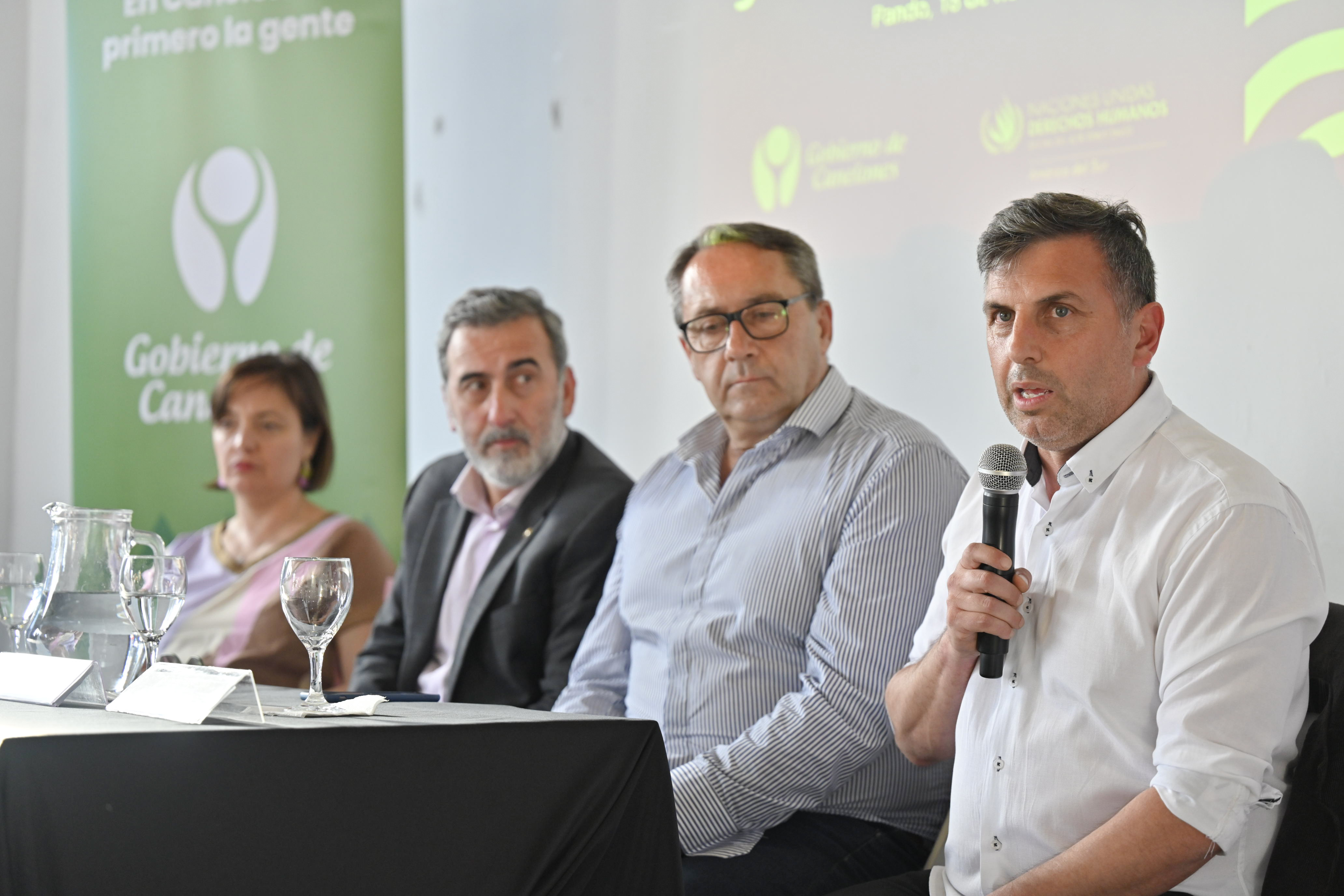 Izq. a der.: Asesora de Derechos Humanos de Naciones Unidas Uruguay, Graciela Dede,  Director de Relaciones Internacionales y Gobierno Abierto del Gobierno de Canelones, Edison Lanza, Director de Derechos Humanos del Gobierno de Canelones, Carlos Garolla, y Director de Desarrollo Local y Participación de la Intendencia de Canelones, Ruben Moreno, en a capacitación sobre el enfoque basado en derechos humanos en la planificación de los gobiernos municipales