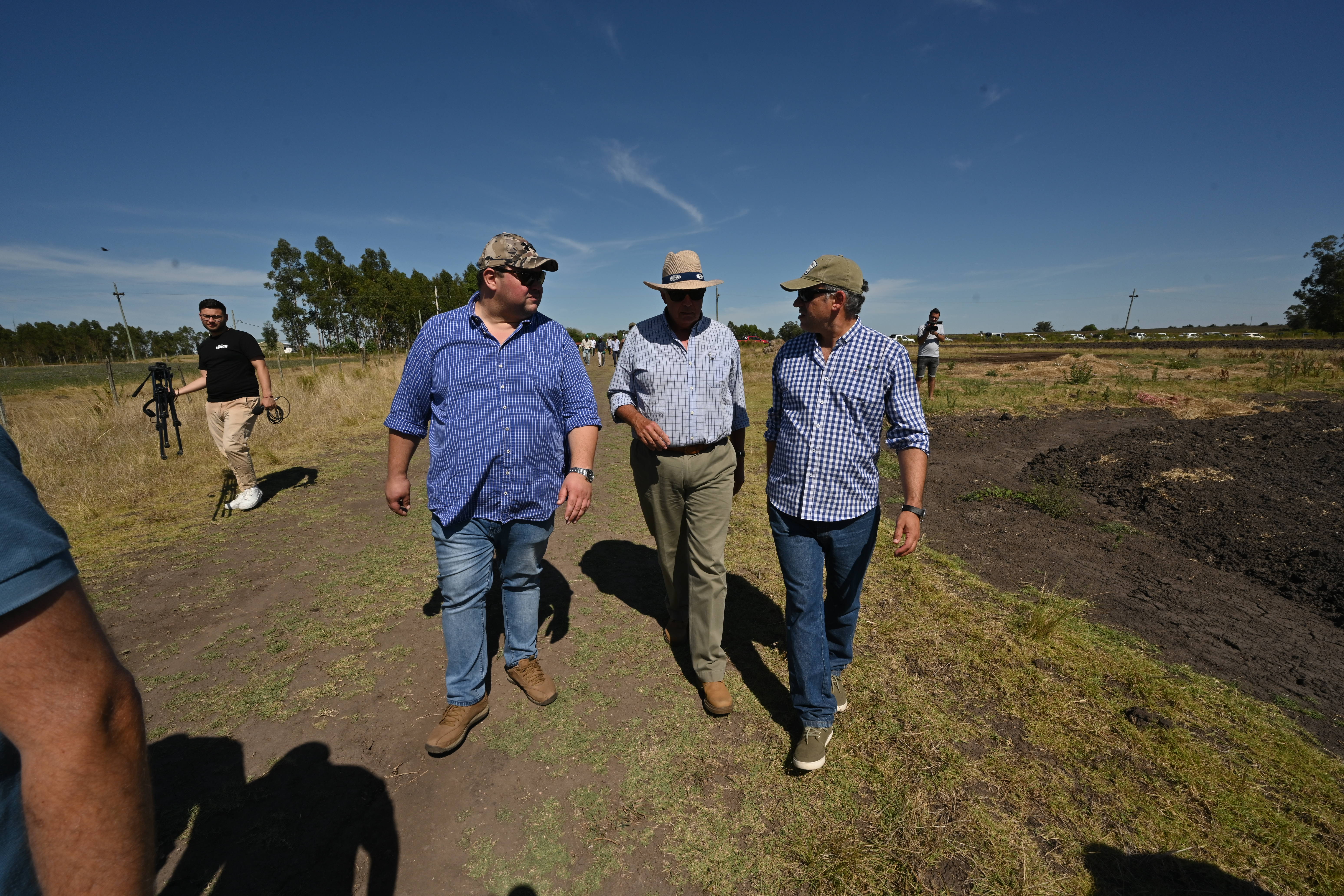 Intendente Orsi junto a autoridades nacionales y departamentales recorrieron el noreste y santoral canario evaluando el déficit hídrico 