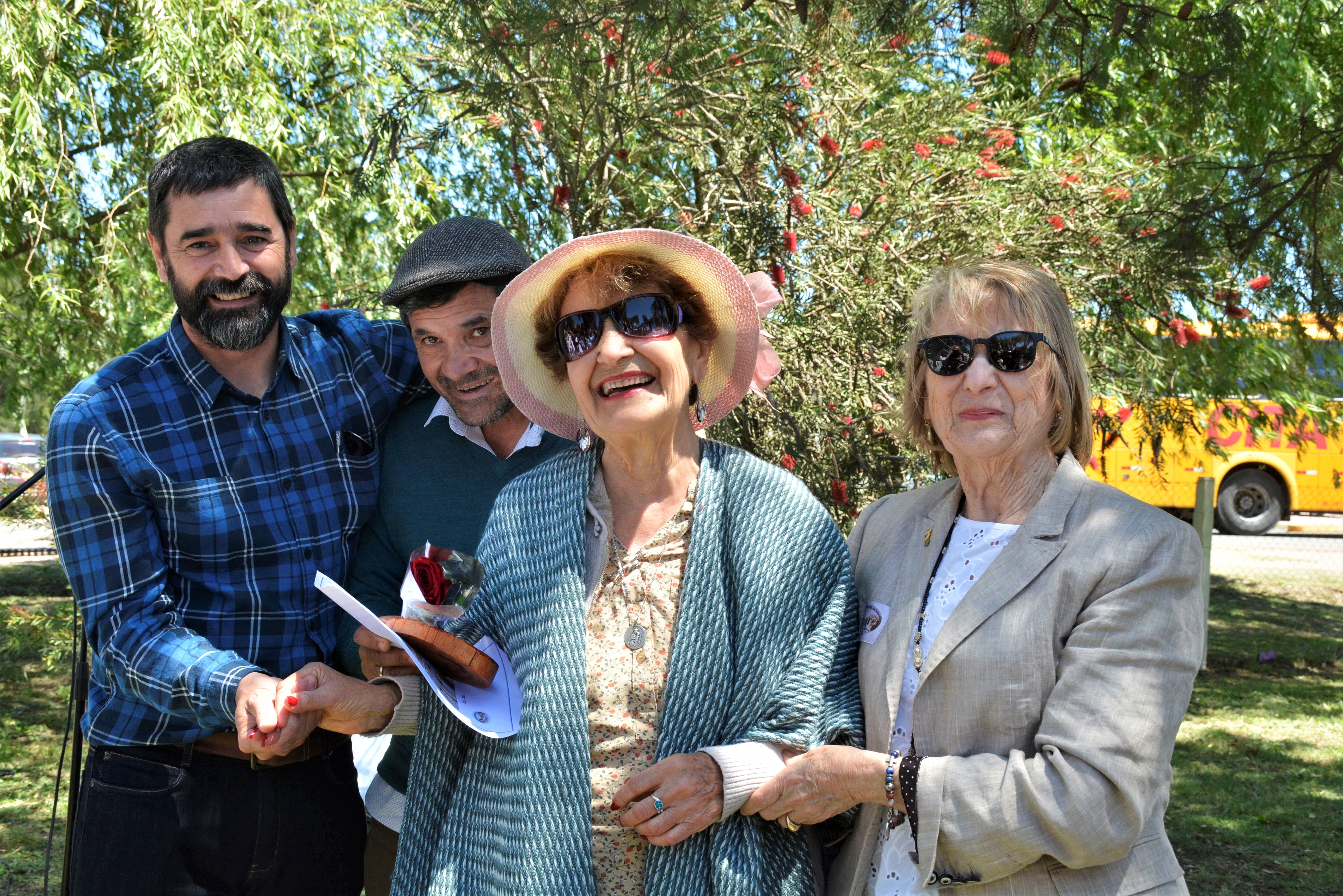 Director de Patrimonio de la Intendencia de Canelones, Federico López junto a vecinas y vecinos Director de Patrimonio de la Intendencia de Canelones, Federico López junto a vecinas y vecinos