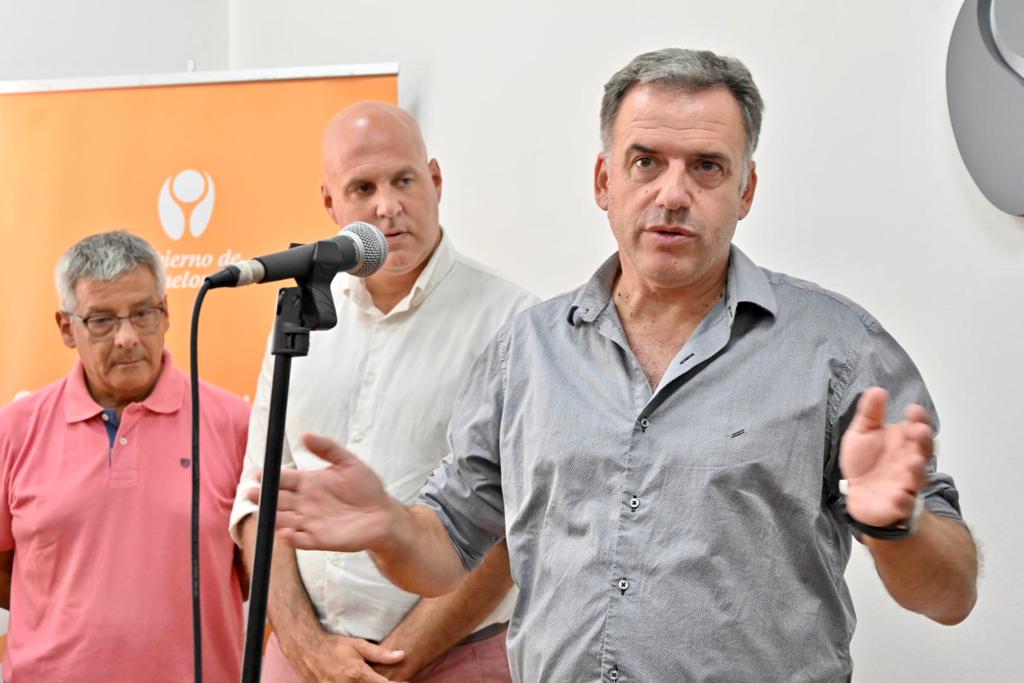 El Intendente de Canelones, Prof. Yamandú Orsi, en la entrega de premios de los proyectos seleccionados de los fondos Canelones - PRENDE El Intendente de Canelones, Prof. Yamandú Orsi, en la entrega de premios de los proyectos seleccionados de los fondos Canelones - PRENDE