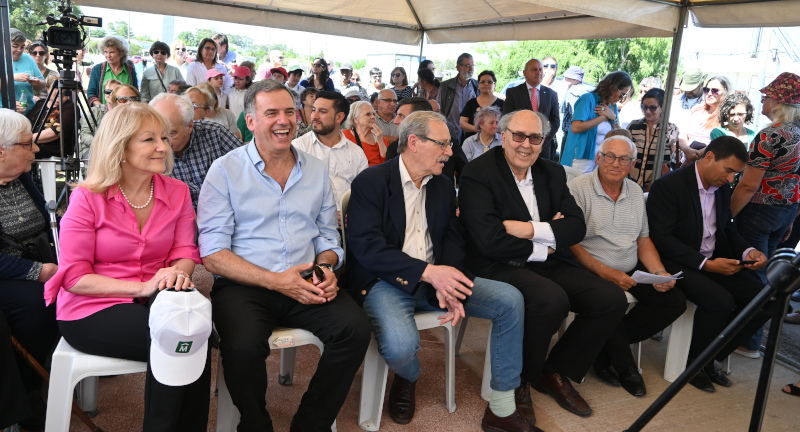 Intendenta de Montevideo, Carolina Cosse; Intendente de Canelones, Yamandú Orsi; ex Intendente de Montevideo - Ricardo Ehrlich; Ex Intendente de Canelones, Marcos Carámbula; Uruguay Russi en representación de la Comisión Homenaje al artista Juan Antonio “Cacho” Cavo; Alcalde del Municipio de La Paz, Bruno Fernández Intendenta de Montevideo, Carolina Cosse; Intendente de Canelones, Yamandú Orsi; ex Intendente de Montevideo - Ricardo Ehrlich; Ex Intendente de Canelones, Marcos Carámbula; Uruguay Russi en representación de la Comisión Homenaje al artista Juan Antonio “Cacho” Cavo; Alcalde del Municipio de La Paz, Bruno Fernández