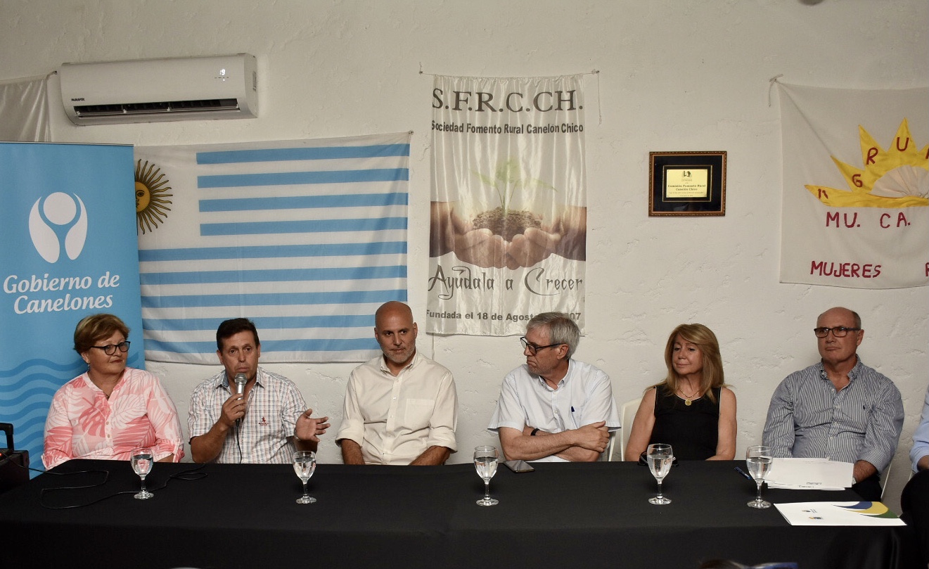 De izquierda a derecha, Representantes de la Comisión de vecinos y vecinas, Cristina Revetria y Ariel Mainar; Secretario General de la Intendencia de Canelones, Francisco Legnani; Presidente de OSE, Raúl Montero; Vicepresidenta de OSE, Susana Montaner y Secretario Gral de OSE, Jorge Maeso, en la firma de convenio tripartito entre la Intendencia de Canelones, OSE y la comisión de vecinos y vecinas de Canelón Chico