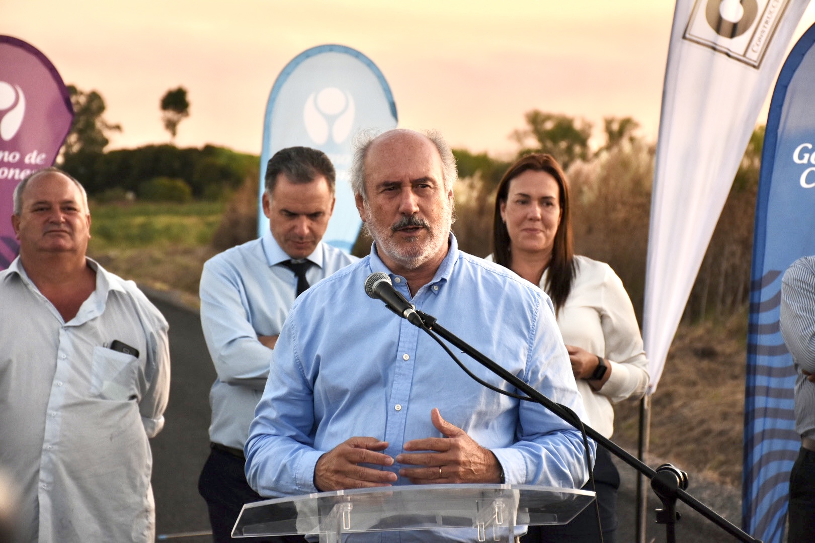 Sub Director de la Oficina de Planeamiento y Presupuesto de Presidencia, Benjamín Irazabal, en la inuguración de obra de pavimentación en Camino Paso del Medio Sub Director de la Oficina de Planeamiento y Presupuesto de Presidencia, Benjamín Irazabal, en la inuguración de obra de pavimentación en Camino Paso del Medio
