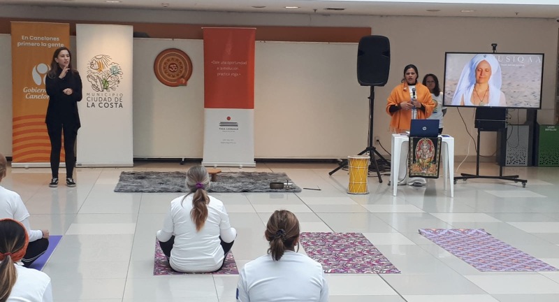 Gabriela Aguilar, profesora de la Academia Shiva Shakti, participa de la apertura de la celebración del Día Internacional del Yoga Gabriela Aguilar, profesora de la Academia Shiva Shakti, participa de la apertura de la celebración del Día Internacional del Yoga