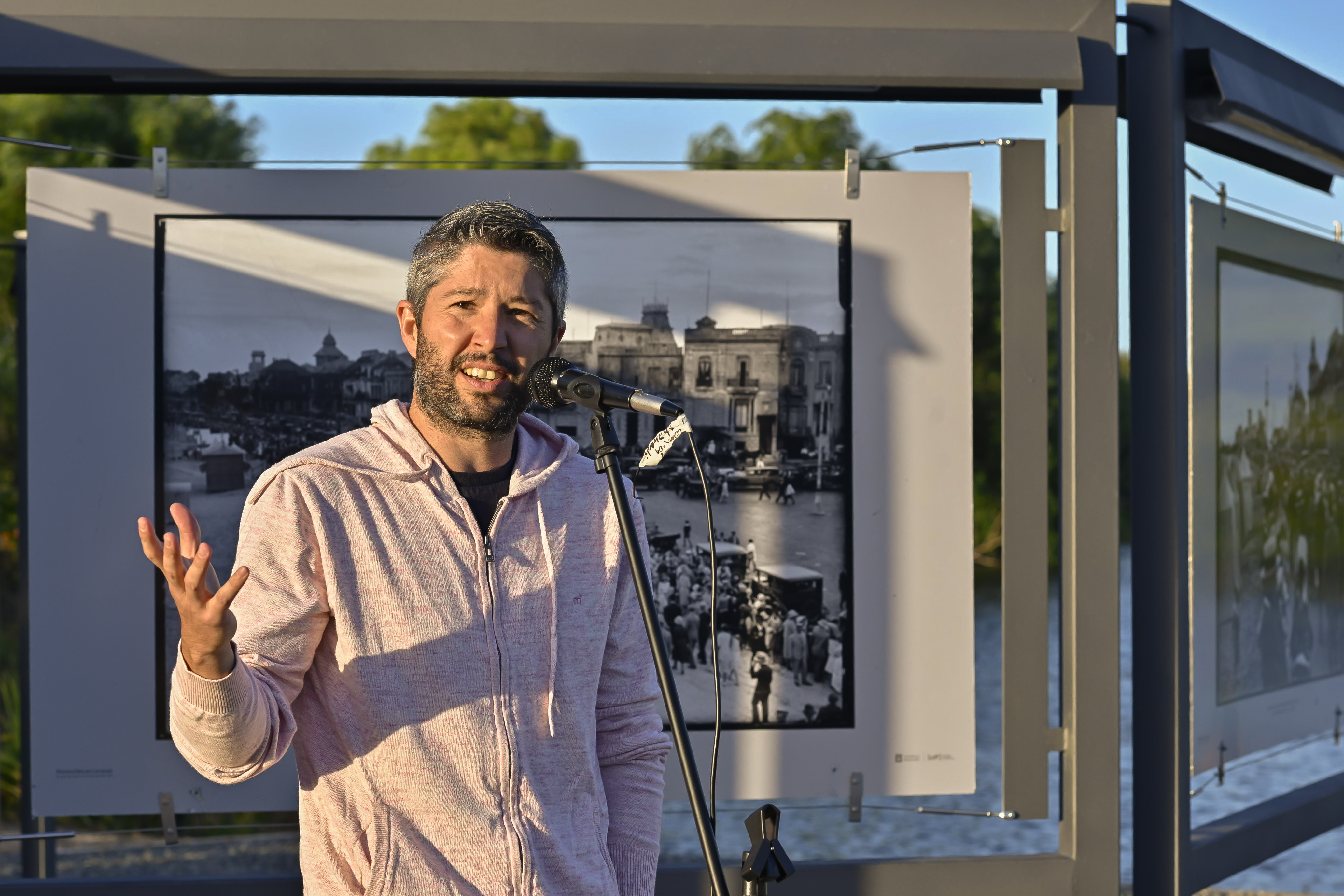 Se inauguró una fotogalería a cielo abierto en el lago de Shangrilá Se inauguró una fotogalería a cielo abierto en el lago de Shangrilá