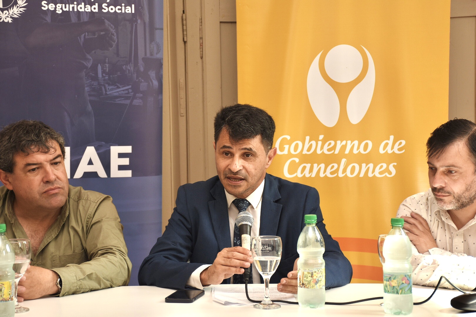 De izq. a der.: Director de Educación y Trabajo del Gobierno de Canelones, Jorge Repetto, Director Nacional de Empleo, Daniel Pérez y Vicepresidente de la Cámara Empresarial Canaria, Oscar Vargas. De izq. a der.: Director de Educación y Trabajo del Gobierno de Canelones, Jorge Repetto, Director Nacional de Empleo, Daniel Pérez y Vicepresidente de la Cámara Empresarial Canaria, Oscar Vargas.