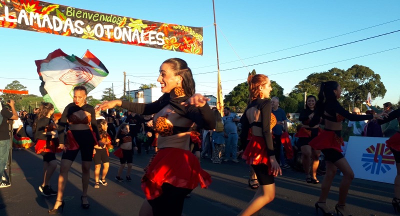 Llamadas otoñales de Ciudad de la Costa. La comparsa Shangrilonja participa del desfile. Llamadas otoñales de Ciudad de la Costa. La comparsa Shangrilonja participa del desfile.