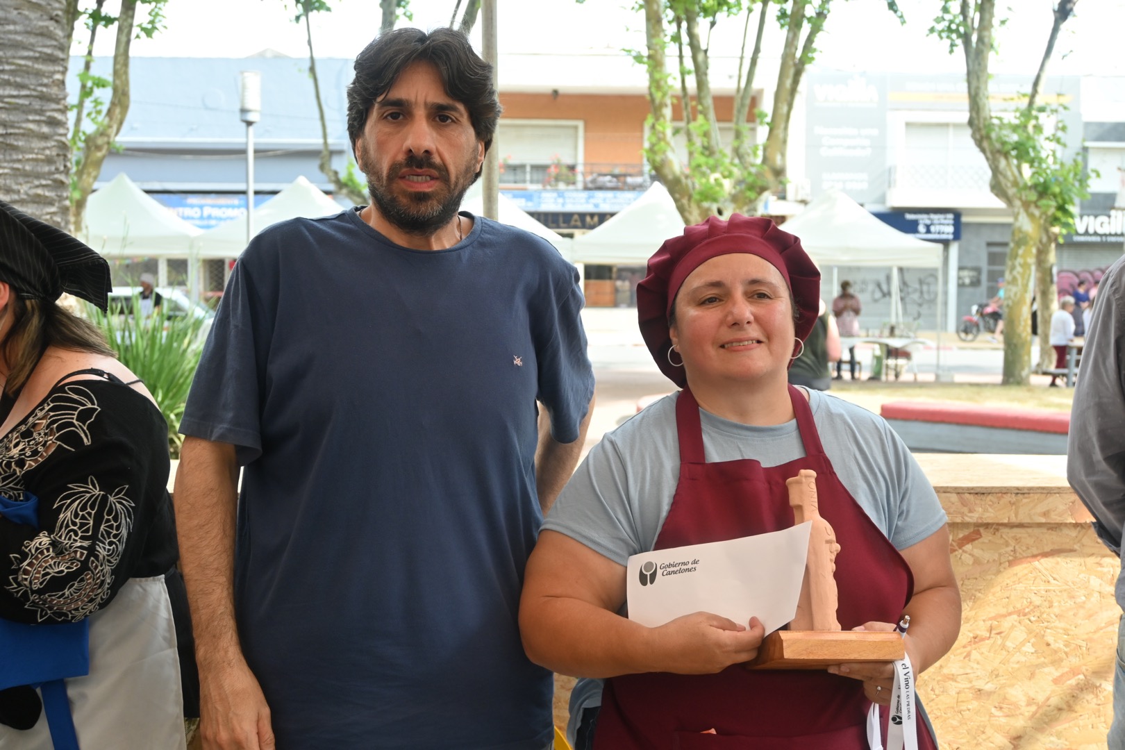 Director General de la Dirección de Tránsito y Transporte, Marcelo Metediera, y ganadora del concurso gastronómico