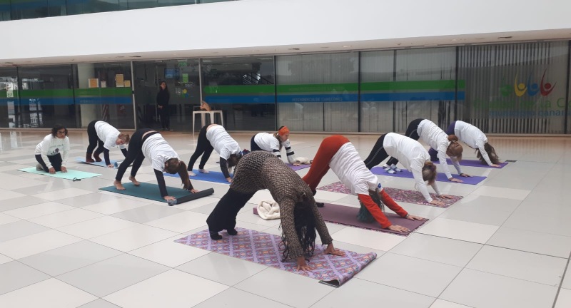 Se celebró el Día Internacional del Yoga en el Hall del Centro Cívico Costa Urbana Se celebró el Día Internacional del Yoga en el Hall del Centro Cívico Costa Urbana
