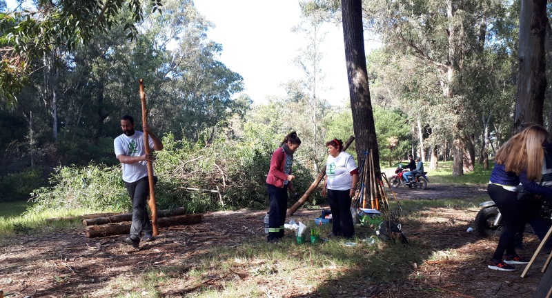 Jornada participativa de limpieza del lago del parque Roosevelt: voluntarios participan de la limpieza del lago.