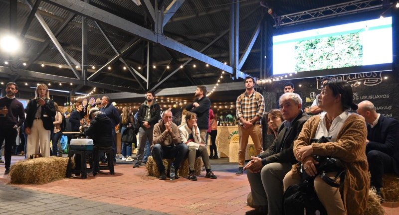Público presente en la charla sobre las potencialidades de la industria cannábica en el departamento en el Pabellón de Canelones de la Expo Prado 2022. Público presente en la charla sobre las potencialidades de la industria cannábica en el departamento en el Pabellón de Canelones de la Expo Prado 2022.
