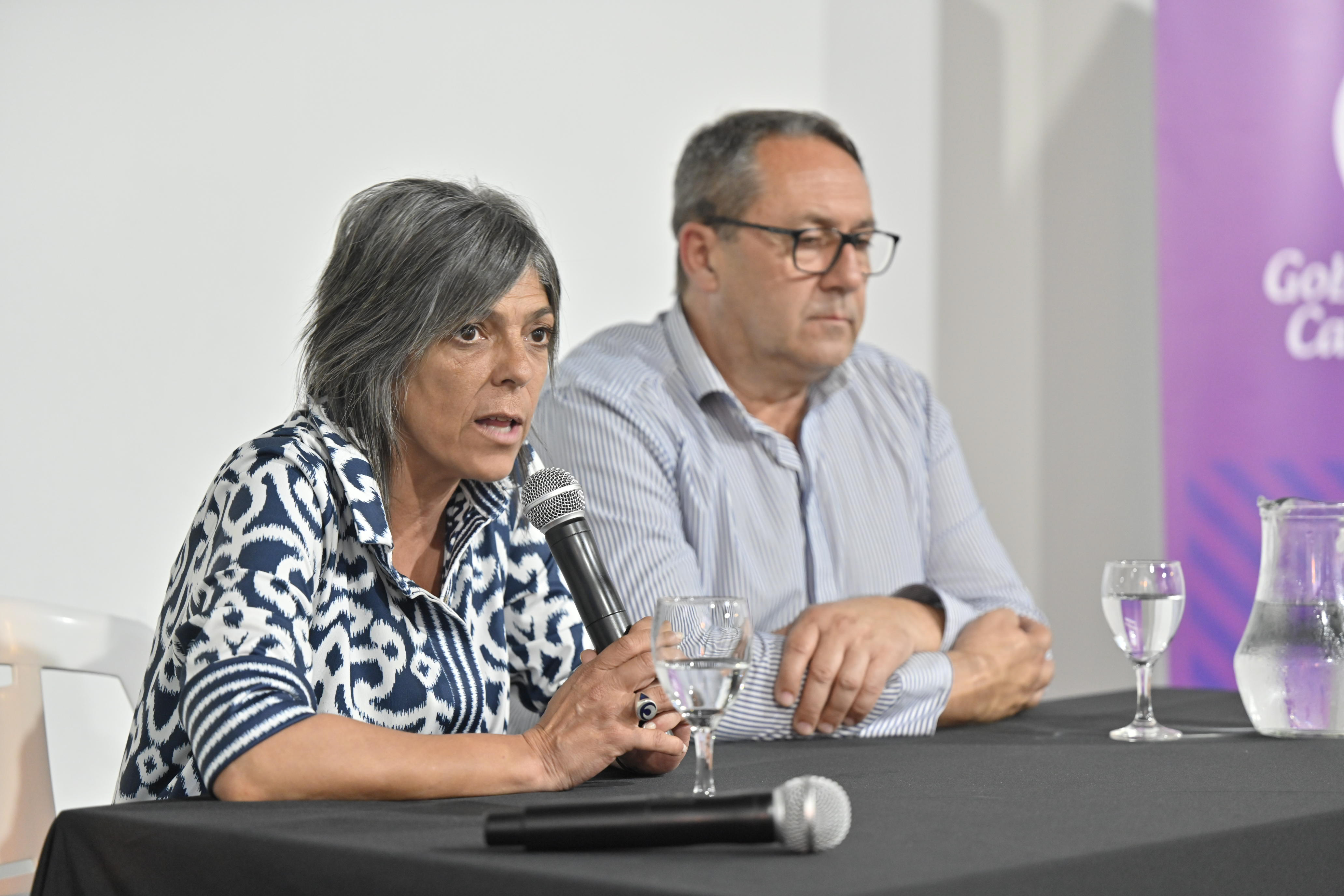 Pro Secretaria General del Gobierno de Canelones, Silvana Nieves, y el Director de Derechos Humanos, Carlos Garolla, en la capacitación sobre el enfoque basado en derechos humanos en la planificación de los gobiernos municipales