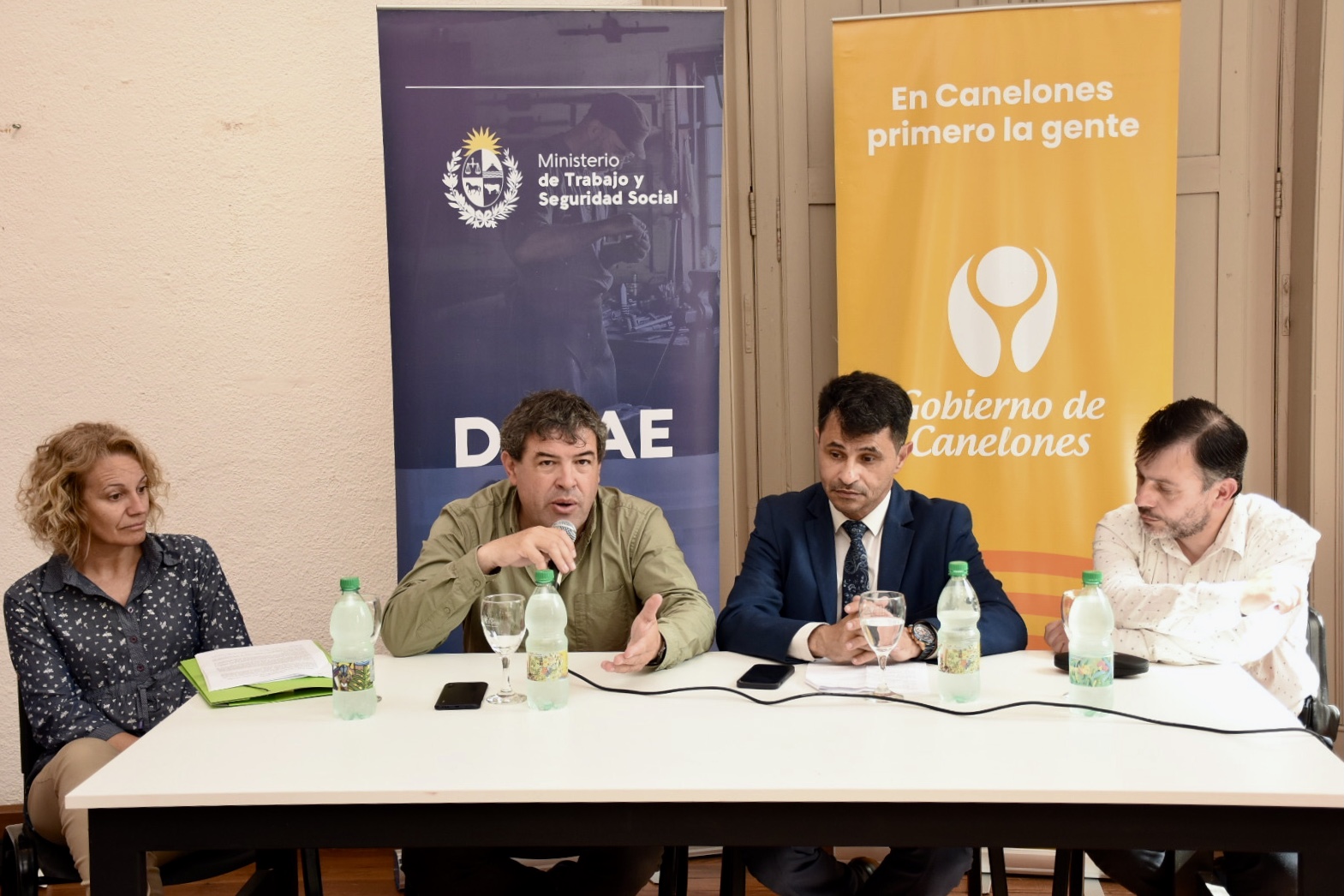 De izq. a der.: Técnica de la división de Políticas de Empleo de DINAE, Beatriz Core, Director de Educación y Trabajo del Gobierno de Canelones, Jorge Repetto, Director Nacional de Empleo, Daniel Pérez y Vicepresidente de de la Cámara Empresarial Canaria, Oscar Vargas. De izq. a der.: Técnica de la división de Políticas de Empleo de DINAE, Beatriz Core, Director de Educación y Trabajo del Gobierno de Canelones, Jorge Repetto, Director Nacional de Empleo, Daniel Pérez y Vicepresidente de de la Cámara Empresarial Canaria, Oscar Vargas.