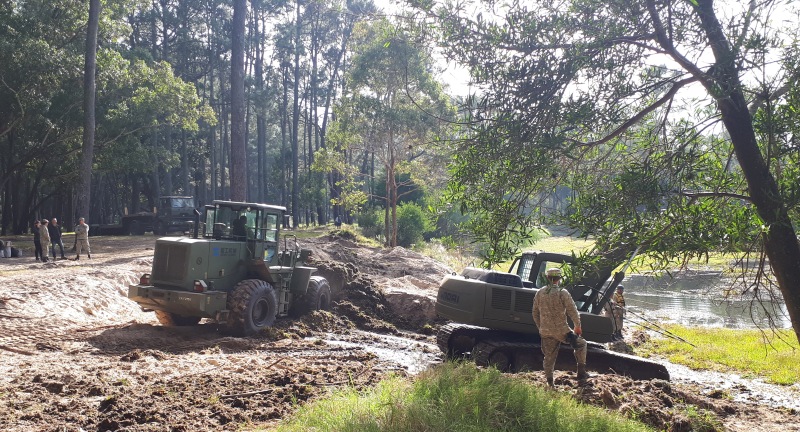 Jornada participativa de limpieza del lago del parque Roosevelt: Brigada de Ingenieros N° 1 colabora con la limpieza del lago.