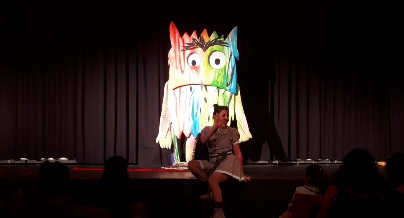 El teatro El Galpón presentó la obra El monstruo de los colores en el Municipio de Ciudad de la Costa