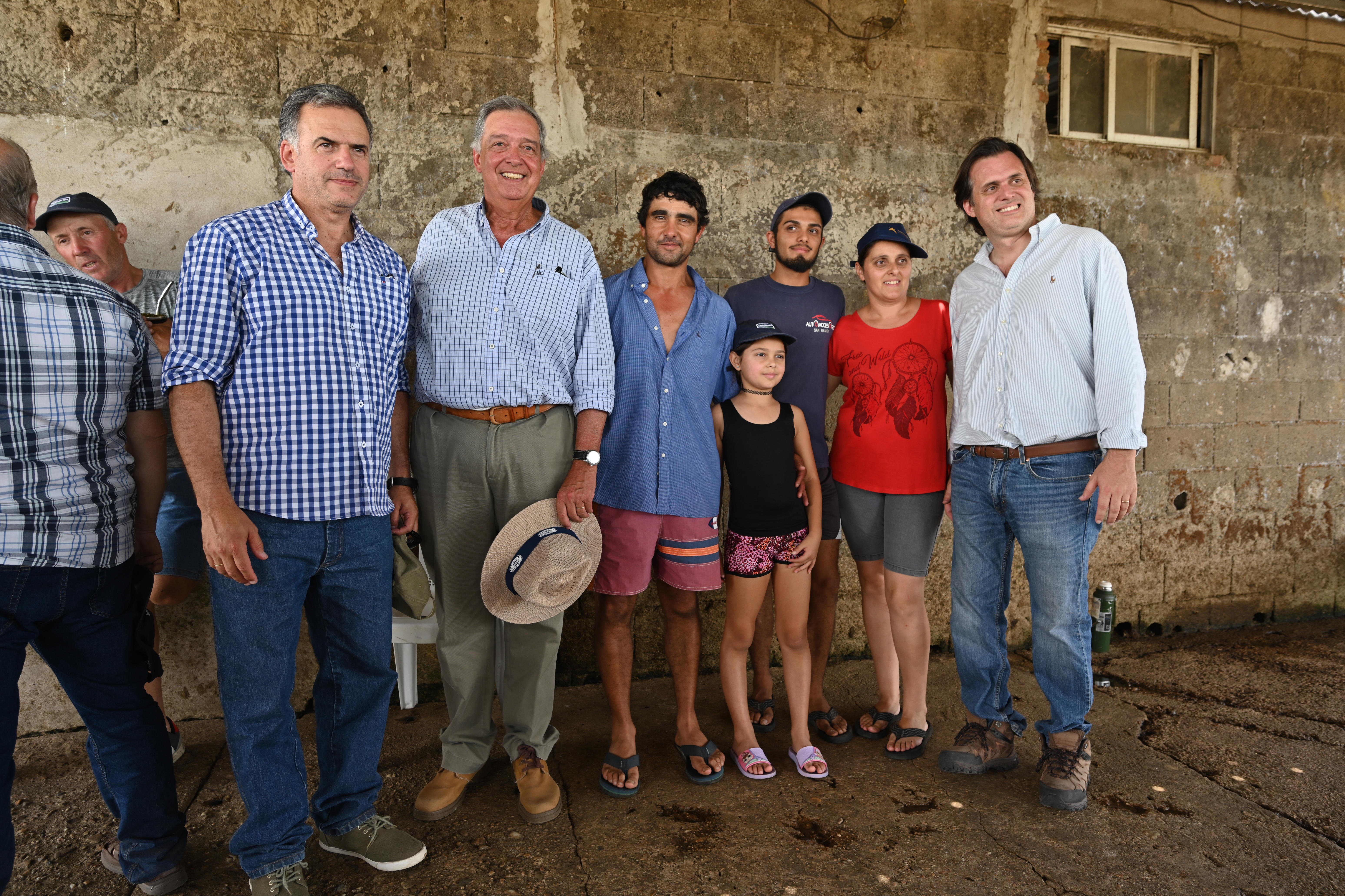 Intendente Orsi junto a autoridades nacionales y departamentales recorrieron el noreste y santoral canario evaluando el déficit hídrico Intendente Orsi junto a autoridades nacionales y departamentales recorrieron el noreste y santoral canario evaluando el déficit hídrico