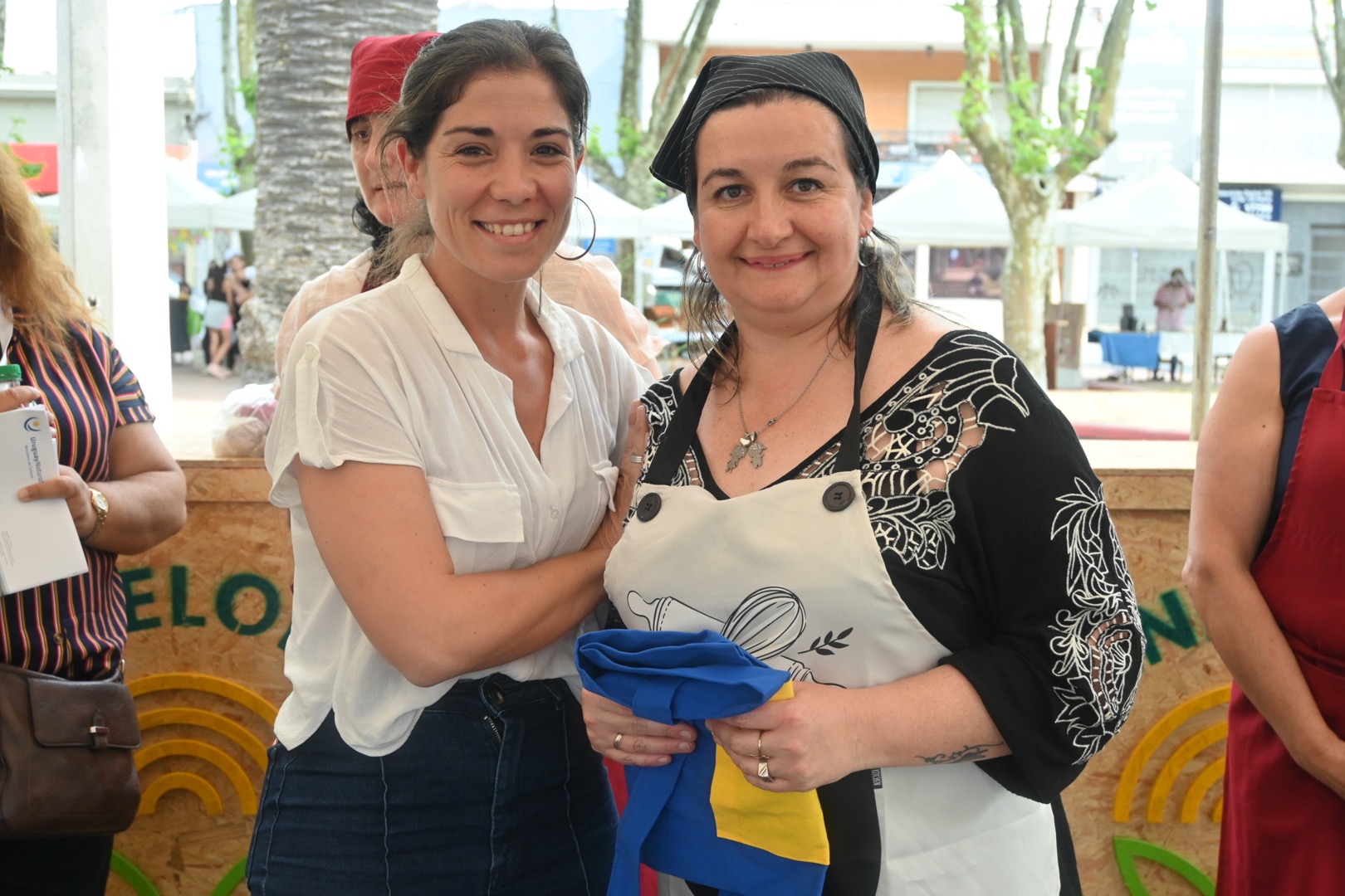 Coordinadora de Gabinete Productivo, Tania Yanes, y participante de concurso gastronómico