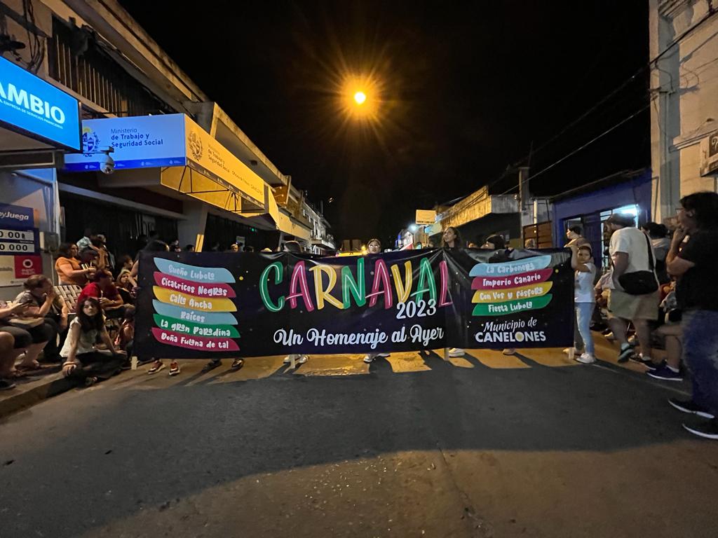 Se realizó el desfile inaugural de Carnaval en Canelones Se realizó el desfile inaugural de Carnaval en Canelones
