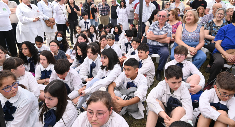 Niños y niñas de la escuela N° 107 y el Colegio CEI en inauguración del monumento en homenaje al artista Juan Antonio “Cacho” Cavo Niños y niñas de la escuela N° 107 y el Colegio CEI en inauguración del monumento en homenaje al artista Juan Antonio “Cacho” Cavo