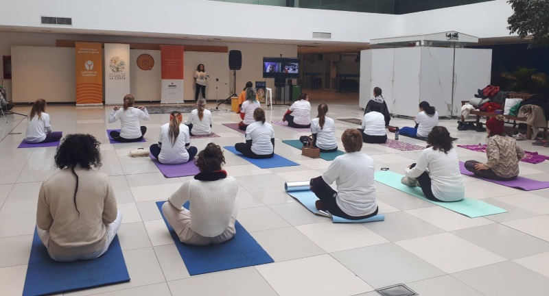 Se celebró el Día Internacional del Yoga en el Hall del Centro Cívico Costa Urbana Se celebró el Día Internacional del Yoga en el Hall del Centro Cívico Costa Urbana