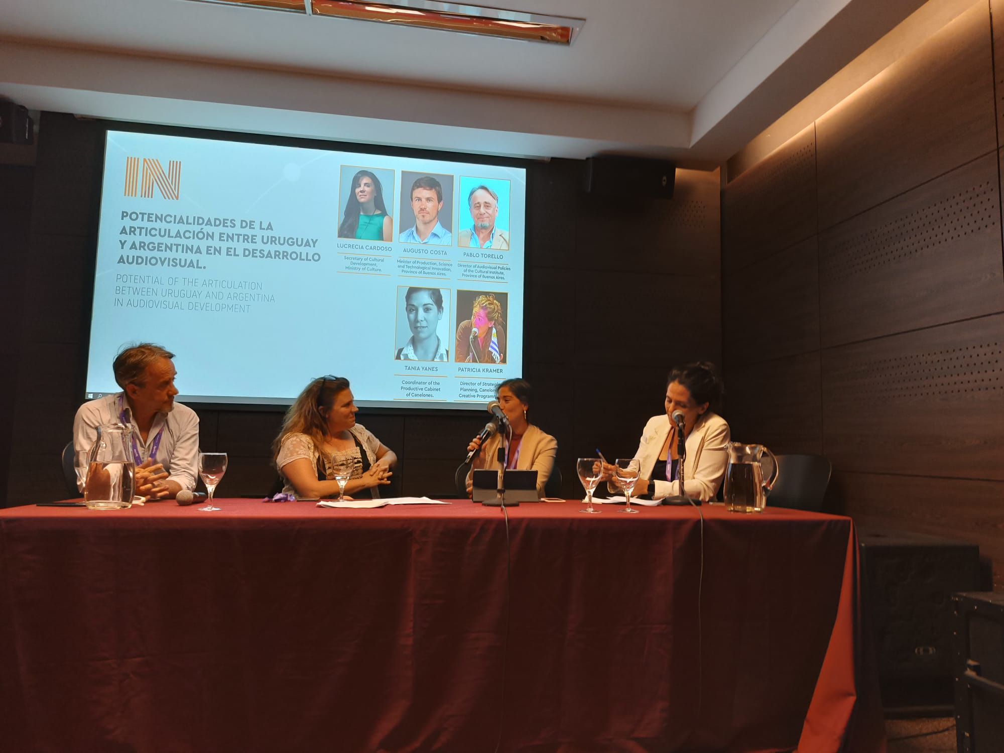 Coordinadora del Gabinete Productivo, Tania Yanes, y la Directora de Palnificación Estratégica, Patricia Kramer. en la  la conferencia Potencialidades de la articulación entre Uruguay y Argentina en el desarrollo audiovisual.