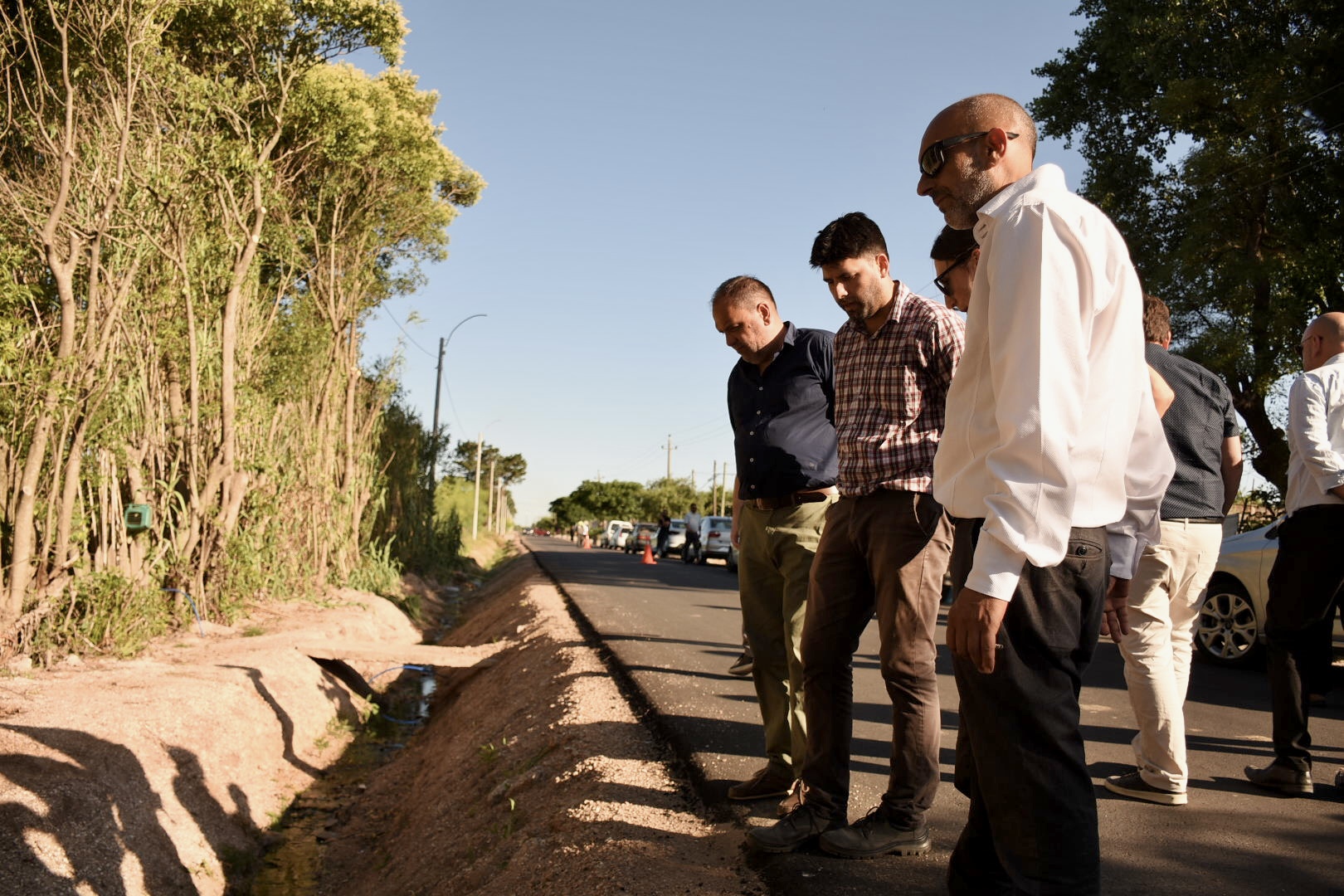 Autoridades departamentales y locales recorriendo obras de pavimentación de camino Poquitos en Las Piedras Autoridades departamentales y locales recorriendo obras de pavimentación de camino Poquitos en Las Piedras