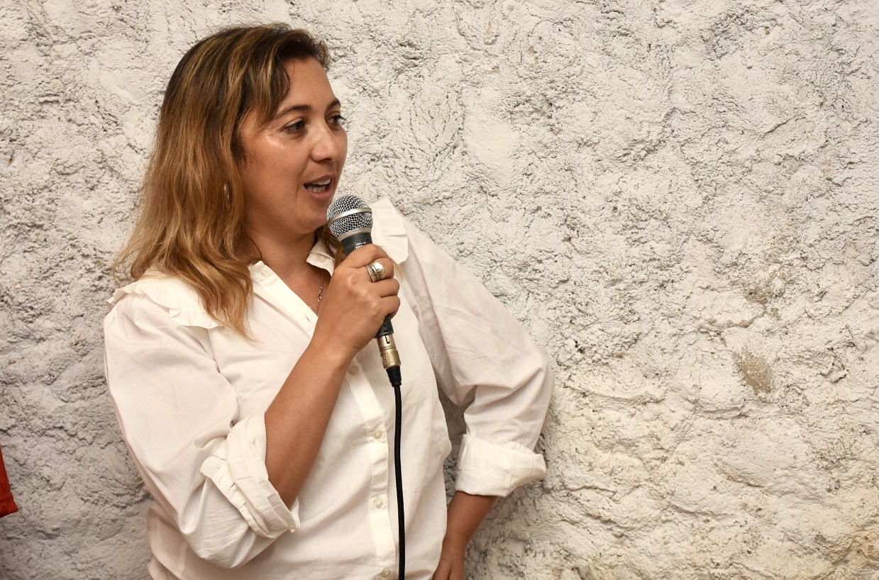 Coordinadora del proyecto La Otra Esquina, Nadia Barreto, en la firma de convenio entre Intendencia y Junta Nacional de Drogas Coordinadora del proyecto La Otra Esquina, Nadia Barreto, en la firma de convenio entre Intendencia y Junta Nacional de Drogas