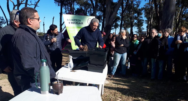 Experiencia piloto de entrega de composteras y equipamiento de reciclaje a hogares de Solymar Sur Experiencia piloto de entrega de composteras y equipamiento de reciclaje a hogares de Solymar Sur