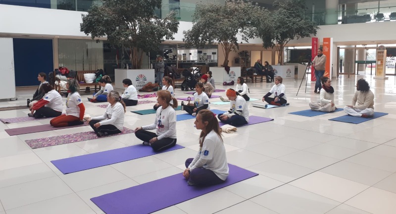 Se celebró el Día Internacional del Yoga en el Hall del Centro Cívico Costa Urbana Se celebró el Día Internacional del Yoga en el Hall del Centro Cívico Costa Urbana
