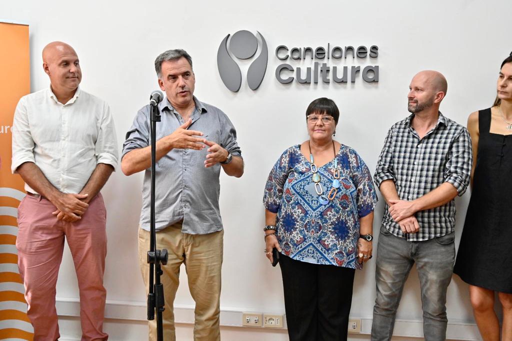 El Intendente de Canelones, Prof. Yamandú Orsi, en la entrega de premios de los proyectos seleccionados de los fondos Canelones - PRENDE El Intendente de Canelones, Prof. Yamandú Orsi, en la entrega de premios de los proyectos seleccionados de los fondos Canelones - PRENDE