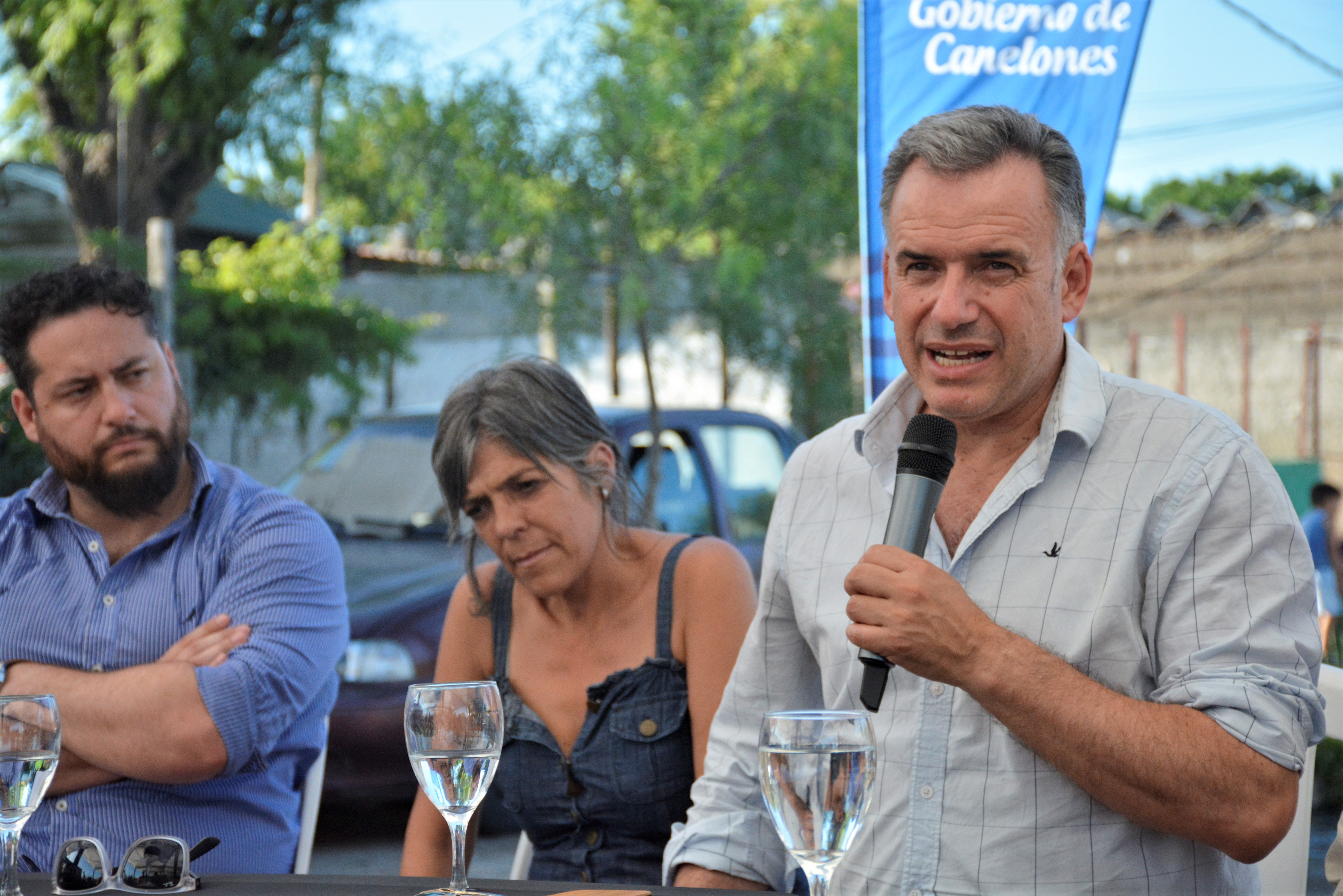 De izquiera a derecha: Director General de Agencia de Vivienda y Convivencia Ciudadana, Rodrigo Amengual, Pro Secretaria General, As. Soc. Silvana Nieves e Intendente de Canelones, Prof. Yamandú Orsi. De izquiera a derecha: Director General de Agencia de Vivienda y Convivencia Ciudadana, Rodrigo Amengual, Pro Secretaria General, As. Soc. Silvana Nieves e Intendente de Canelones, Prof. Yamandú Orsi.