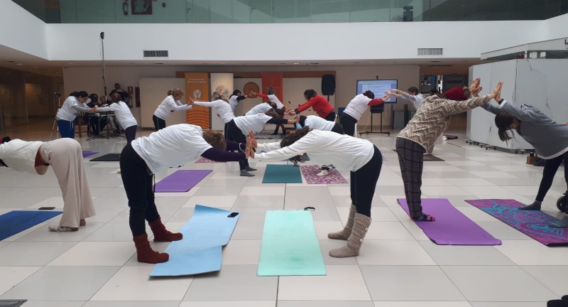 Se celebró el Día Internacional del Yoga en el Hall del Centro Cívico Costa Urbana Se celebró el Día Internacional del Yoga en el Hall del Centro Cívico Costa Urbana