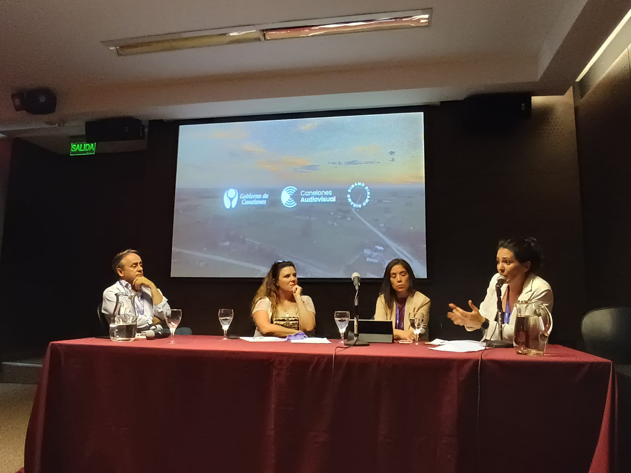 Coordinadora del Gabinete Productivo, Tania Yanes, y la Directora de Palnificación Estratégica, Patricia Kramer. en la  la conferencia Potencialidades de la articulación entre Uruguay y Argentina en el desarrollo audiovisual.