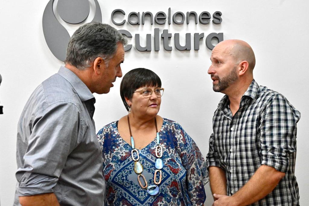 El Intendente de Canelones, Prof. Yamandú Orsi, la Director de Gestión Territorial, Loreley Rodríguez, y el Director General de Cultura, Sergio Machín, en la entrega de premios de los proyectos seleccionados de los fondos Canelones - PRENDE El Intendente de Canelones, Prof. Yamandú Orsi, la Director de Gestión Territorial, Loreley Rodríguez, y el Director General de Cultura, Sergio Machín, en la entrega de premios de los proyectos seleccionados de los fondos Canelones - PRENDE