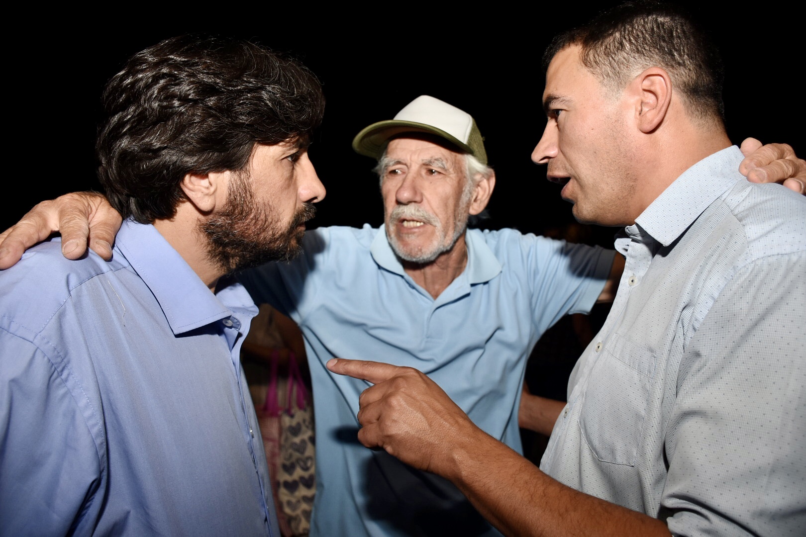Intendente interino de Canelones, Marcelo Metediera; Alcalde del Municipio de La Paz, Bruno Fernández y vecino de la zona, en la inauguración de luminarias en la ciudad. Intendente interino de Canelones, Marcelo Metediera; Alcalde del Municipio de La Paz, Bruno Fernández y vecino de la zona, en la inauguración de luminarias en la ciudad.
